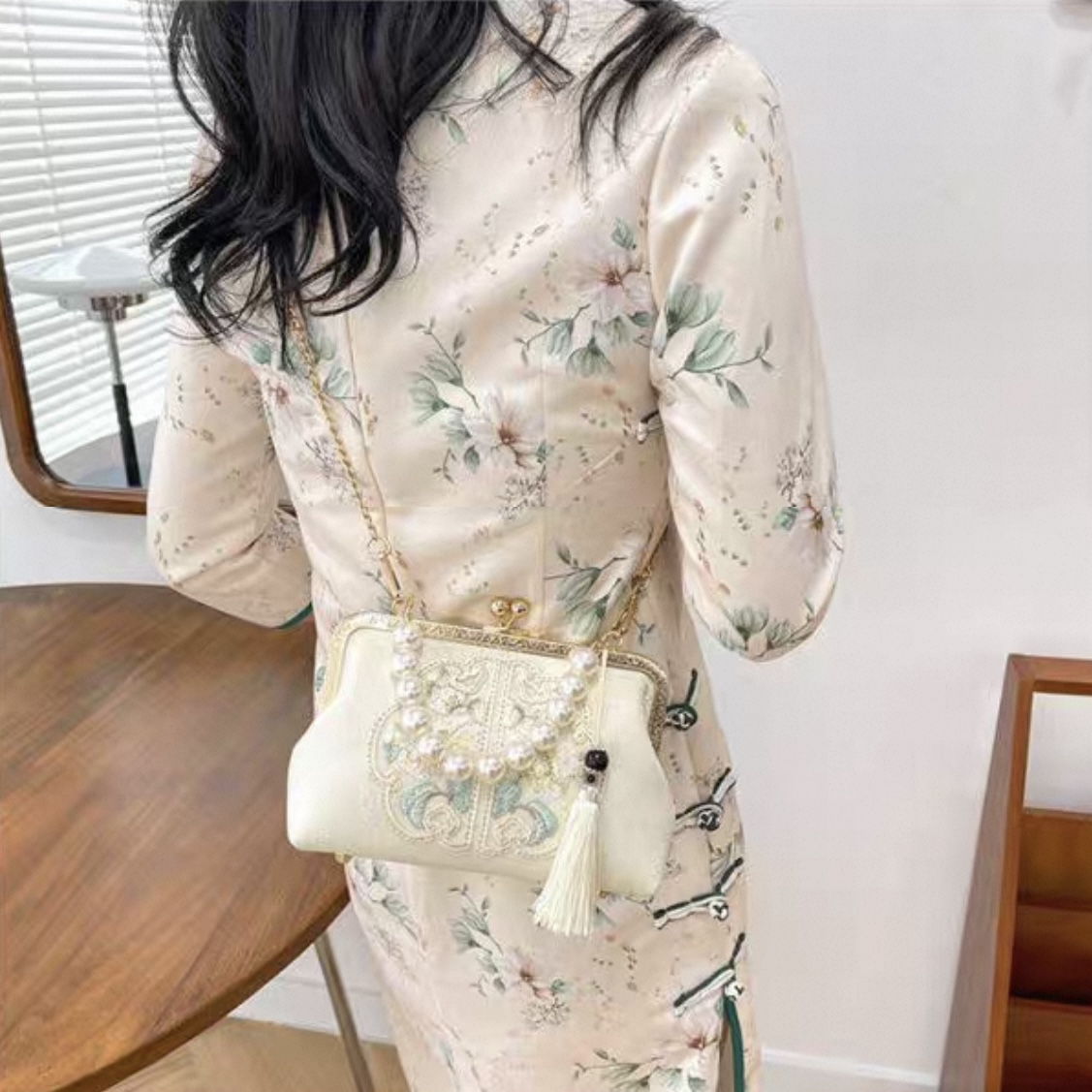 Floral Pearl Handle Embroidered Handbag thumbnail 2